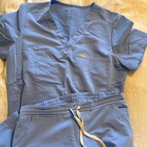 FIGS Classic V-Neck Scrub Set in ceil Blue size small